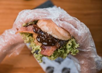 Hamburgueria de Carlinhos Maia inaugura em Manaus