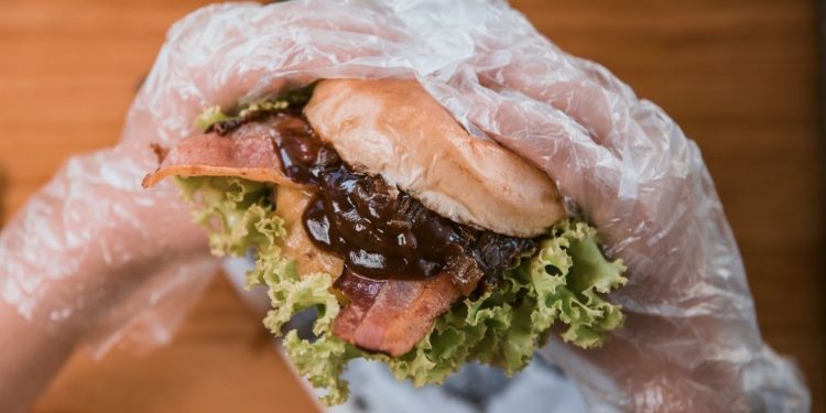 Hamburgueria de Carlinhos Maia inaugura em Manaus