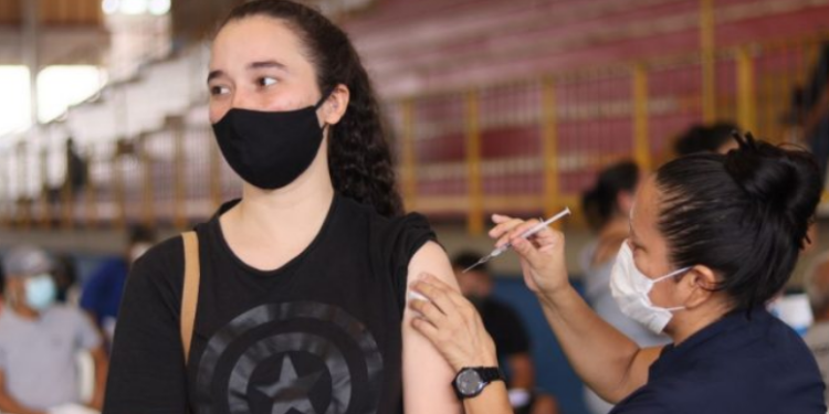 Cientista da Fiocruz diz que Manaus tem cerca de 1,3 milhão de pessoas não vacinadas ou esquema incompleto