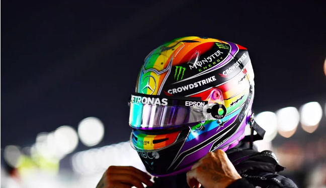 Piloto Hamilton também usará capacete com bandeira LGBTQIA+ na Arábia Saudita