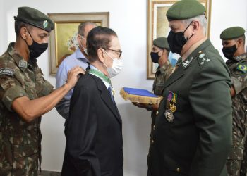 Divaldo Franco, fundador da Mansão do Caminho recebe homenagem do Exército