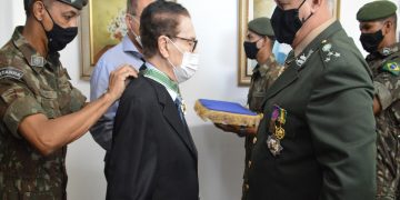 Divaldo Franco, fundador da Mansão do Caminho recebe homenagem do Exército