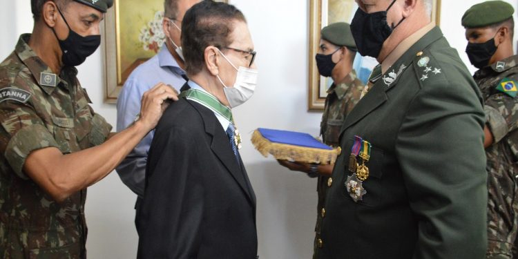 Divaldo Franco, fundador da Mansão do Caminho recebe homenagem do Exército