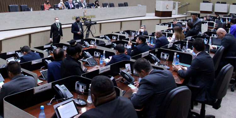 Vereadores aumentam de R$ 18 mil para R$ 33 mil as próprias cotas de gastos