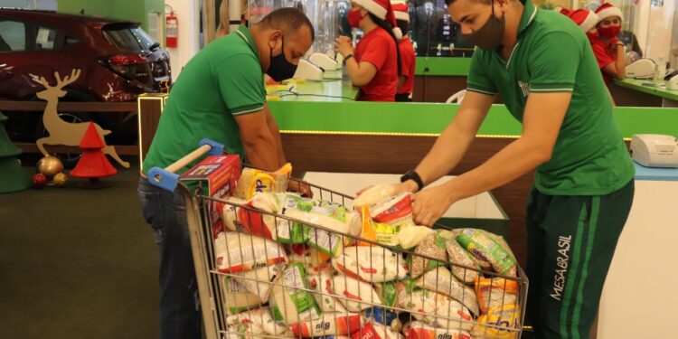 Amazonas Shopping entrega quase duas toneladas de alimentos doados na campanha de Natal