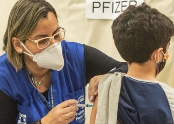 Cientista fala que jovens deveriam ser priorizados por autoridades sanitárias