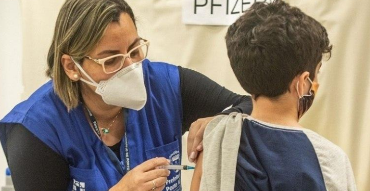 Cientista fala que jovens deveriam ser priorizados por autoridades sanitárias