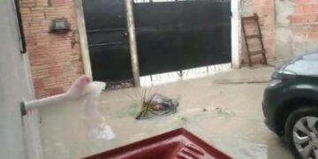 Bueiro transforma residência de morador em córrego