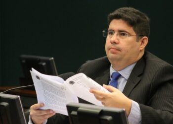 Depois de levar PDT ao ostracismo, Hissa Abrahão entrega comando do partido
