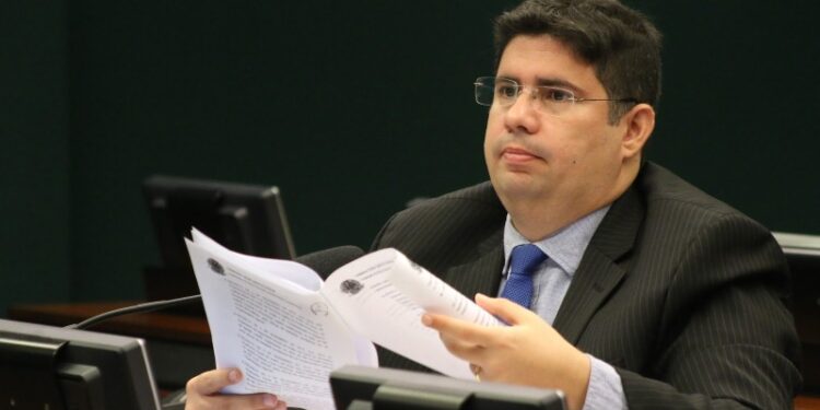 Depois de levar PDT ao ostracismo, Hissa Abrahão entrega comando do partido