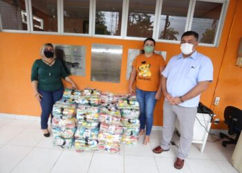 Deputado destina alimentos para entidades sociais