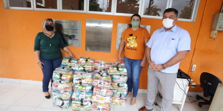 Deputado destina alimentos para entidades sociais