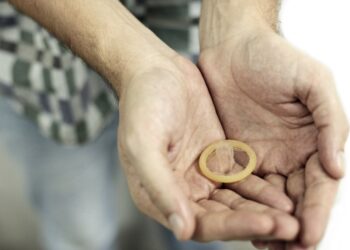 Tirar camisinha sem consentimento do parceiro pode ser alvo de processo