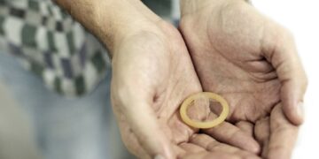 Tirar camisinha sem consentimento do parceiro pode ser alvo de processo
