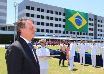 Presidente Bolsonaro divulga vídeo em que vacina é chamada de ‘porcaria’