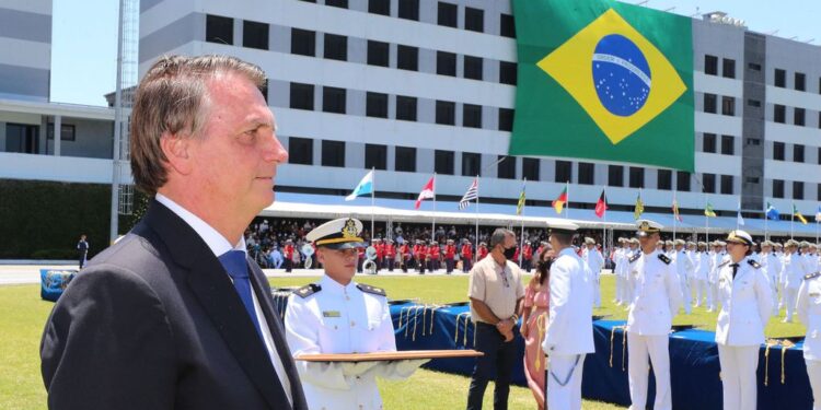 Presidente Bolsonaro divulga vídeo em que vacina é chamada de ‘porcaria’