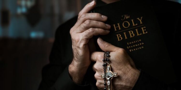 Nasa quer saber como religiões podem reagir ao saber sobre a existência ETs