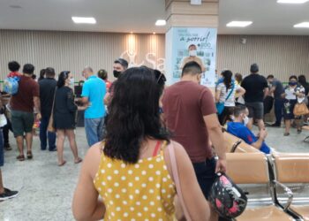 Em hospital privado, pacientes esperam até 3 horas por atendimento 