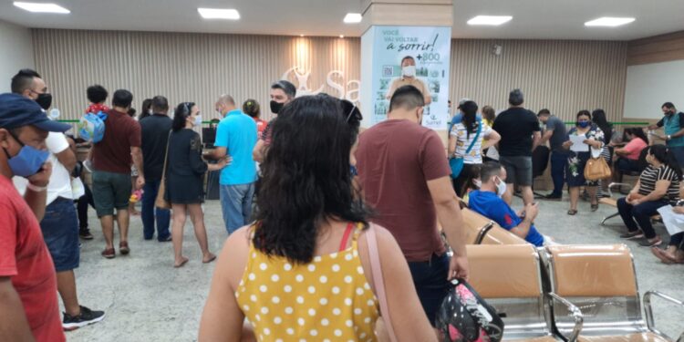 Em hospital privado, pacientes esperam até 3 horas por atendimento 