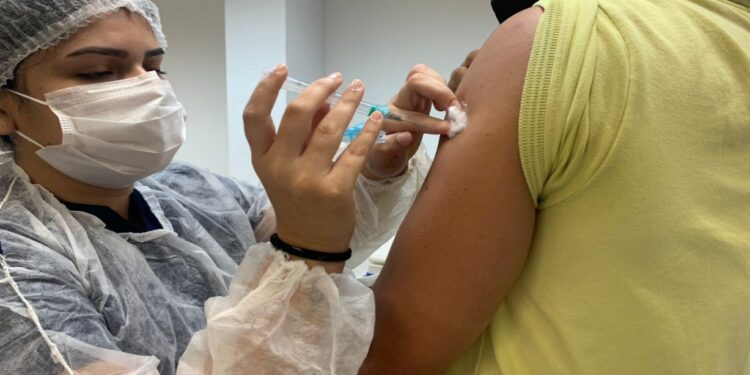 Após reforço vacinal, apenas 26 participantes da pesquisa CovacManaus testaram positivo para Covid-19