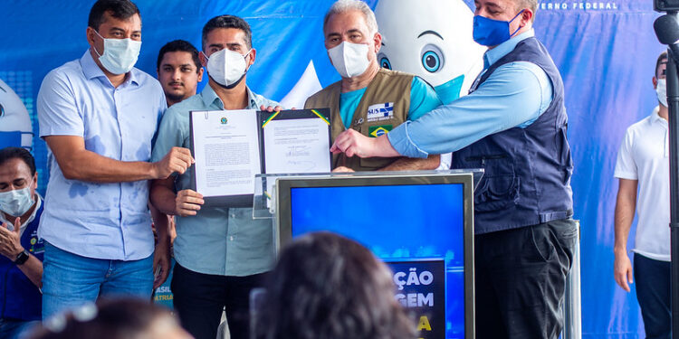 Após participar de ação com ministro da Saúde, prefeito testa positivo para Covid-19