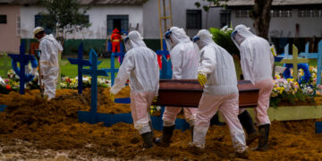 Cientista diz que governador precisa decretar novas restrições para conter mortes evitáveis