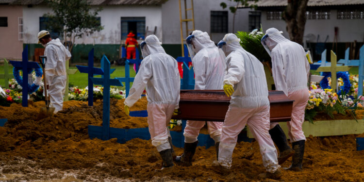 Cientista diz que governador precisa decretar novas restrições para conter mortes evitáveis