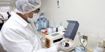 AM registra mais 3 mil novos casos de Covid; dado é semelhante aos dias de crise por oxigênio em 2021