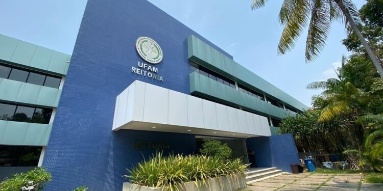 Sintesam protesta contra portaria da Ufam que mantém trabalho presencial apenas para técnicos