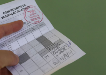 Governo do Estado deve exigir comprovante de vacinação para entrada em shoppings, recomendam órgãos de controle