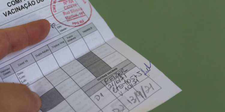 Governo do Estado deve exigir comprovante de vacinação para entrada em shoppings, recomendam órgãos de controle