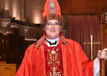 1ª pessoa não binária a assumir bispado na Igreja Luterana tomou posse com colete