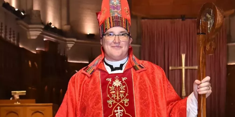 1ª pessoa não binária a assumir bispado na Igreja Luterana tomou posse com colete