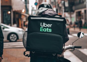 Uber Eats deixará de entregar comidas de restaurantes no Brasil