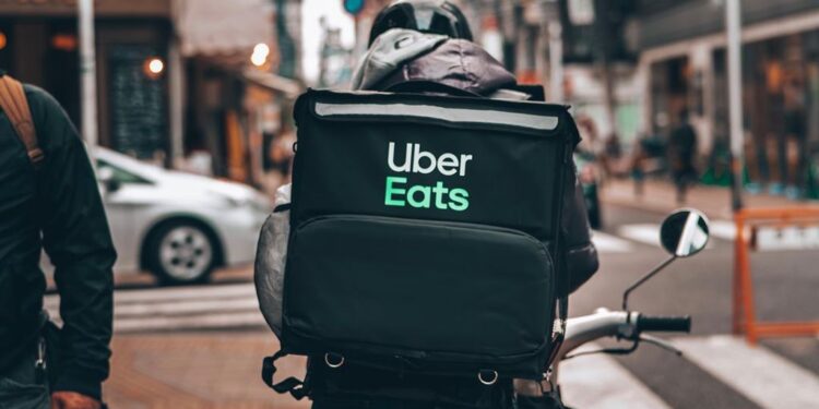 Uber Eats deixará de entregar comidas de restaurantes no Brasil