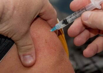 Vacina brasileira contra a covid-19 é aplicada pela primeira vez