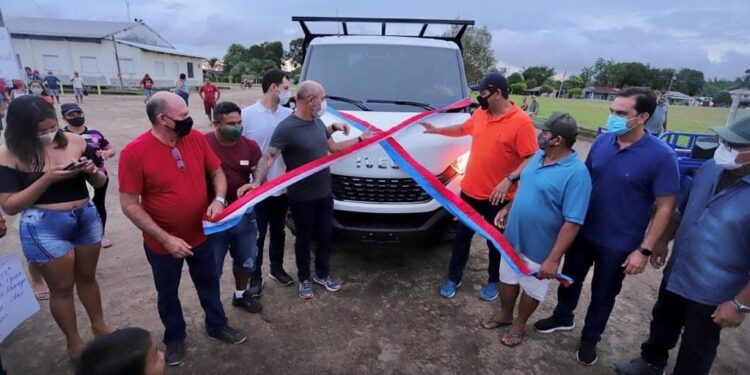 Deputado estadual ‘inaugura’ caminhão em comunidade ribeirinha do Amazonas