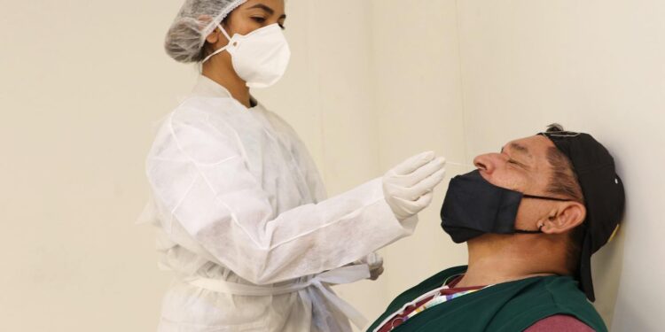 Manaus tem mais de 2,1 mil novos casos em 24h; FVS confirma mais 4 mortes