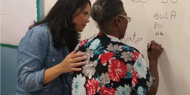 Instituto Yduqs oferece Programa de Alfabetização e Letramento de Jovens e Adultos, no AM