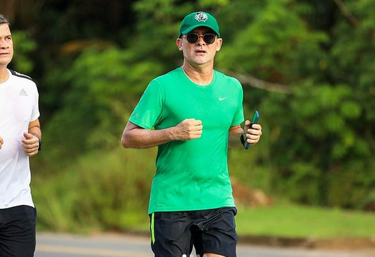 Veja diz que prefeito David Almeida vai disputar maratonas em Paris e Barcelona