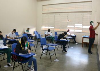 Jesem Orellana, da Fiocruz, diz que retorno de aula presencial põe em risco vida dos estudantes