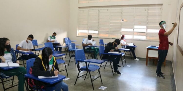 Jesem Orellana, da Fiocruz, diz que retorno de aula presencial põe em risco vida dos estudantes