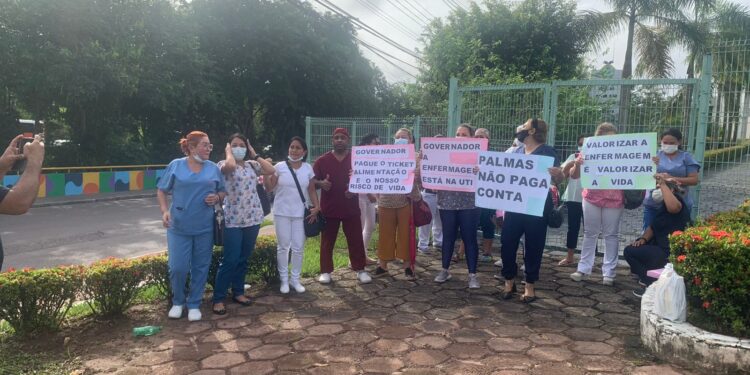 Na sede do Governo do AM, trabalhadores da saúde cobram Wilson Lima por melhorias salariais e condições de trabalho