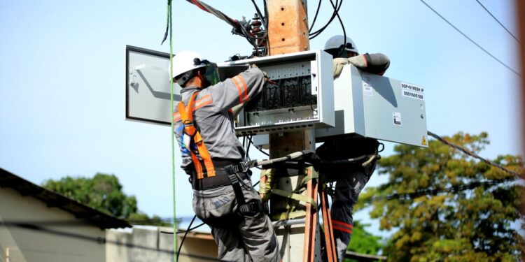 Defensoria pede multa milionária contra a Amazonas Energia e suspensão de novos medidores