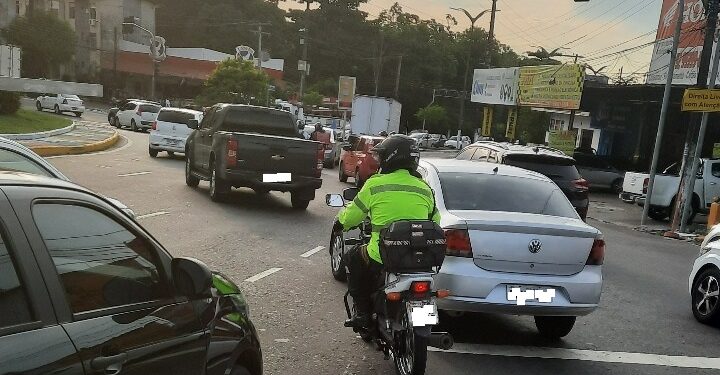 Agentes são flagrados em infrações de trânsito na capital amazonense