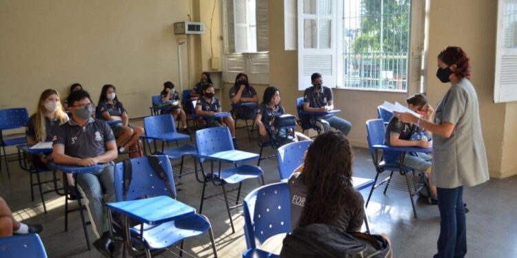 FVS lança protocolo para conter covid nas escolas e cientista alerta que não há segurança sanitária no AM