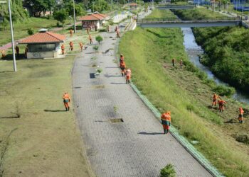 Empresa com contrato milionário na Semulsp atrasa salários de garis em Manaus