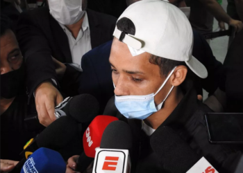 Jogadores de futebol chegam ao Brasil vindos da Ucrânia