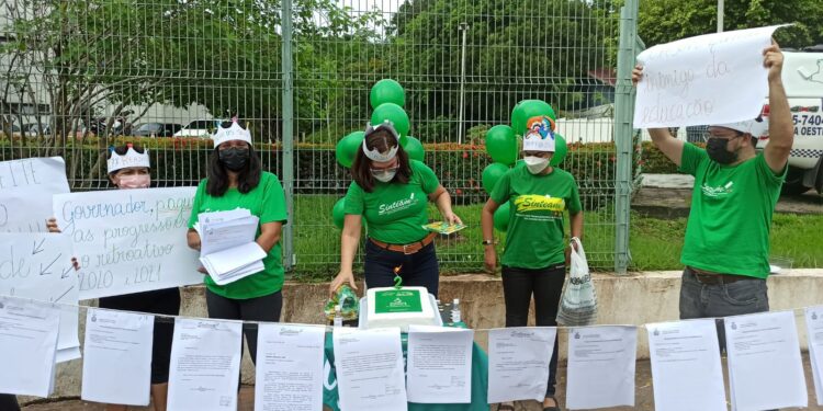 Governador do Amazonas não recebe sindicato dos professores há dois anos, diz Sinteam em protesto