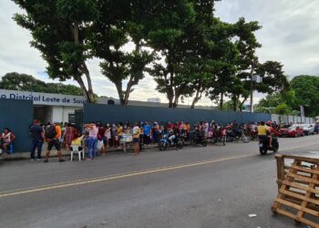 Pacientes de policlínica estão expostos no sol e chuva e sob risco de assalto, denuncia Alberto Jorge